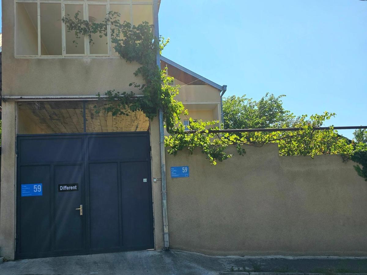 Guesthouse Different Тбілісі Екстер'єр фото